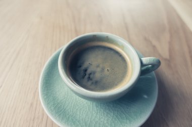 Kahve fincanı ahşap masada. 