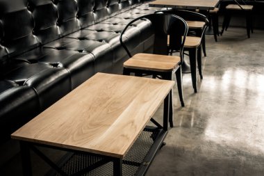 Masa ve sandalye restoranında (filtre uygulanmış görüntü işleme vinta