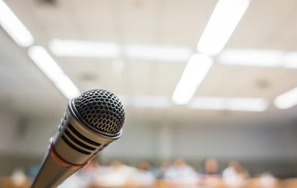 Microfone na sala de conferências — Fotografia de Stock