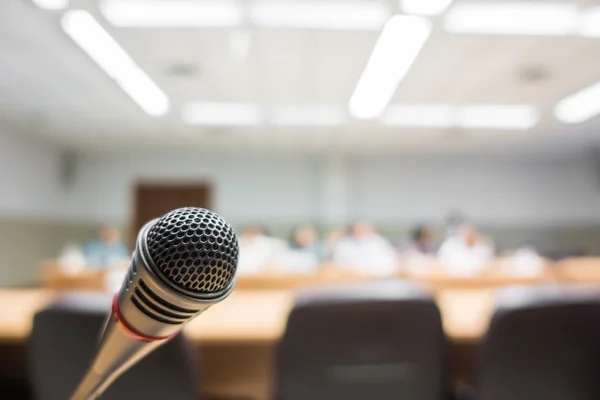 Microfone na sala de conferências — Fotografia de Stock