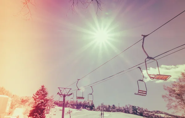 Coucher de soleil et téléski surplombant la montagne (Image filtrée pr — Photo