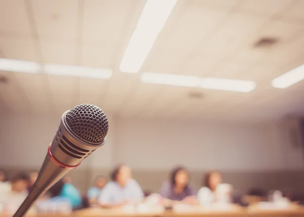 Microfone na sala de conferências — Fotografia de Stock