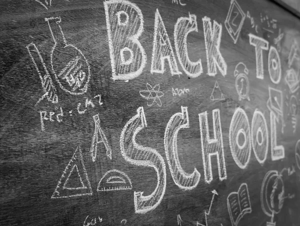 Desenho à mão livre Voltar para a escola em quadro-negro, Imagem filtrada pr — Fotografia de Stock