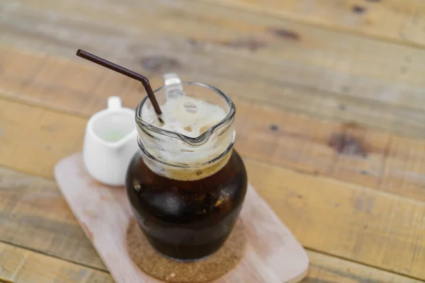 Ice koude koffie op een houten tafel — Stockfoto