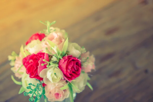 Ramo de hermosas flores en la mesa (Imagen filtrada procesada v —  Fotos de Stock