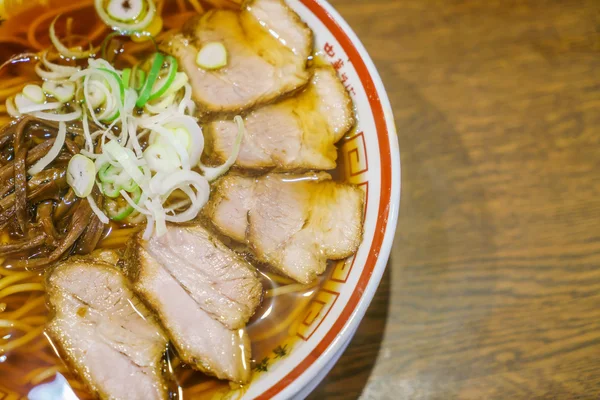 Macarrão ramen japonês na mesa — Fotografia de Stock