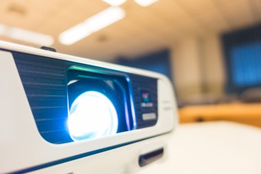 tablo üzerinde dijital projektör  