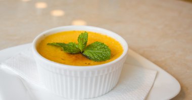 흰 접시에 푸딩