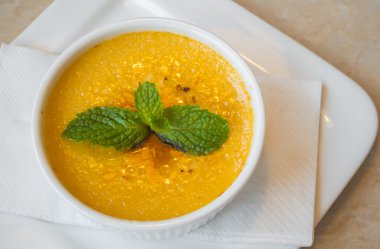 흰 접시에 푸딩