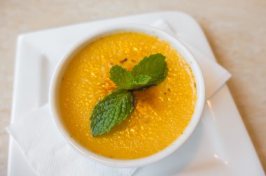 흰 접시에 푸딩