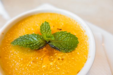 흰 접시에 푸딩