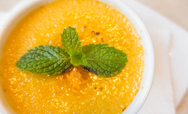 흰 접시에 푸딩