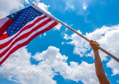 yıldızlar ve çizgiler ile Amerikan bayrağı eller blu karşı tutun