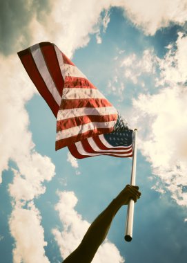 yıldızlar ve çizgiler ile Amerikan bayrağı eller blu karşı tutun