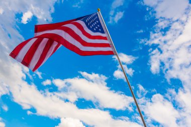 Mavi gökyüzünde Amerikan bayrağı .