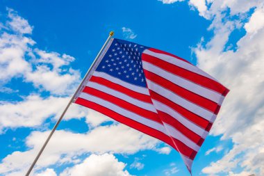 Mavi gökyüzünde Amerikan bayrağı .