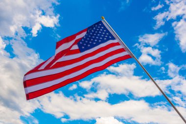 Mavi gökyüzünde Amerikan bayrağı .