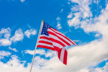 Mavi gökyüzünde Amerikan bayrağı .