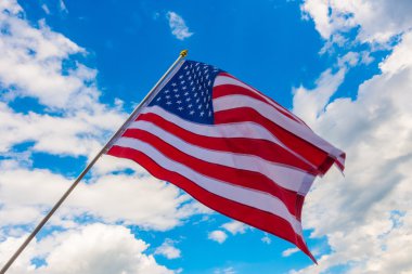 Mavi gökyüzünde Amerikan bayrağı .