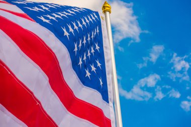 Mavi gökyüzünde Amerikan bayrağı .