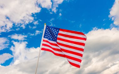 Mavi gökyüzünde Amerikan bayrağı .