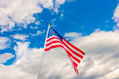 Mavi gökyüzünde Amerikan bayrağı .