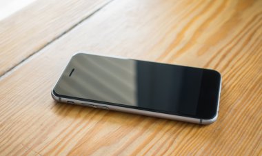 ahşap arka plan üstünde hareket eden telefon .