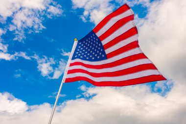 Mavi gökyüzünde Amerikan bayrağı .