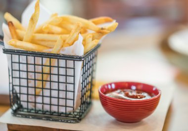 Patates kızartması masada