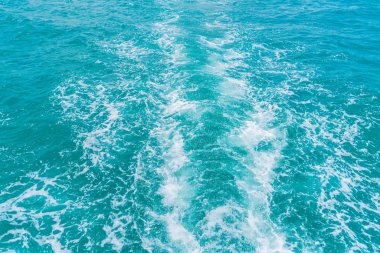 Splash dalgalar deniz suyu üzerinde