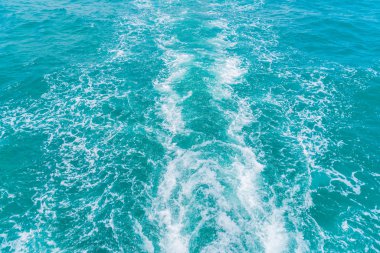 Splash dalgalar deniz suyu üzerinde