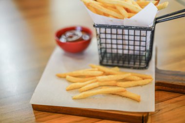 Patates kızartması masada