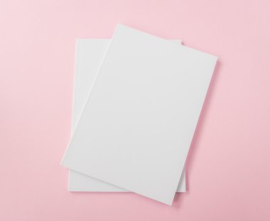 boş ve beyaz kitapçıklar