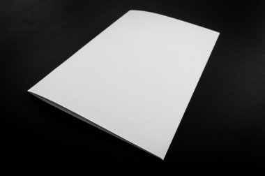 Bifold beyaz şablon kağıt üzerinde siyah arka plan .