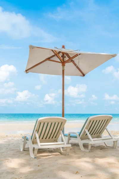 Schöne Liegestühle mit Sonnenschirm auf tropischem weißen Sandstrand — Stockfoto