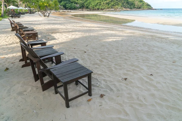 Belles chaises de plage sur plage de sable blanc tropical — Photo