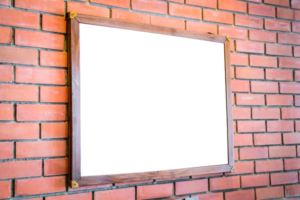 Cartel de madera en blanco en la pared de ladrillo —  Fotos de Stock