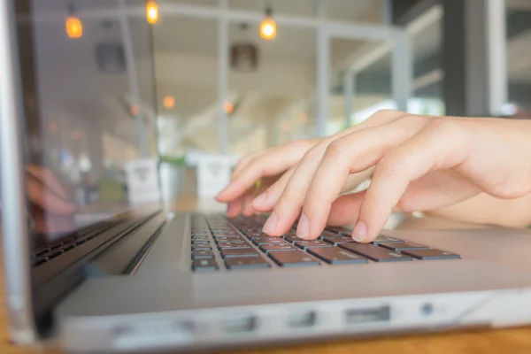 Persona escribiendo en el teclado del ordenador portátil —  Fotos de Stock