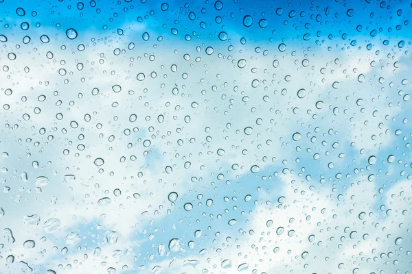 Droppar vatten på glasfönstret under blå himmel . — Stockfoto