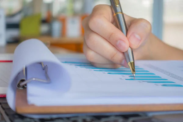 Mujer de negocios escribiendo a mano en el teclado del ordenador portátil con cha financiera — Foto de Stock