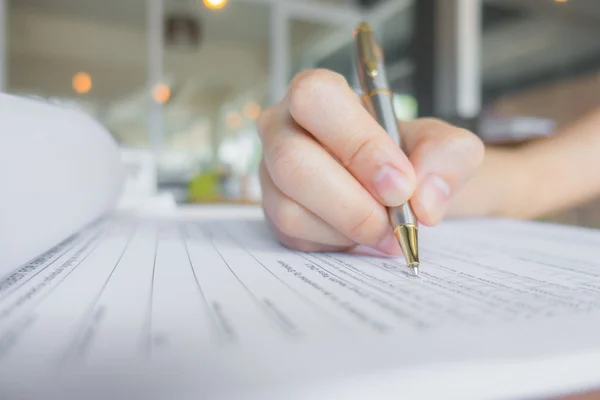 Hand mit Stift über Bewerbungsformular . — Stockfoto