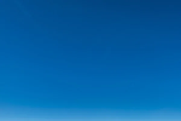Прекрасне блакитне небо. Зображення високої чіткості — стокове фото