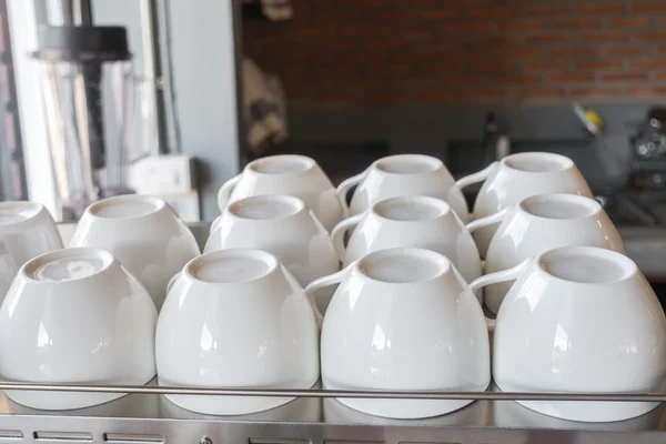 Leere Kaffeetasse auf Kaffeemaschine . — Stockfoto