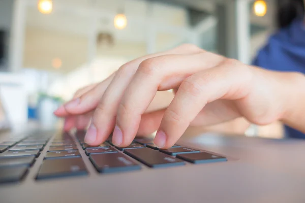 Persona escribiendo en el teclado del ordenador portátil —  Fotos de Stock