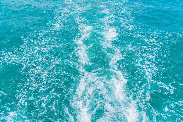 всплеск волн на морской воде
