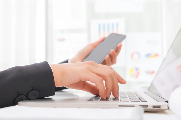 Persona escribiendo en el teclado del ordenador portátil — Foto de Stock