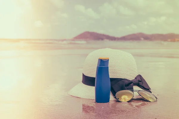 선글라스, 썬 크림 및 모자에 하얀 모래 해변-난 필터링 — 스톡 사진
