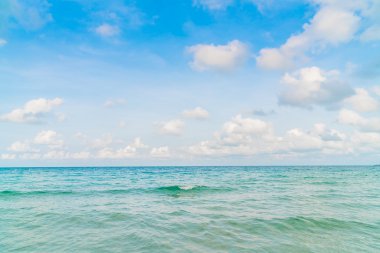 Güzel mavi deniz ve gökyüzü