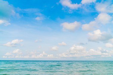 Güzel mavi deniz ve gökyüzü