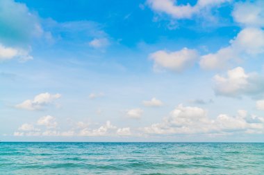 Güzel mavi deniz ve gökyüzü